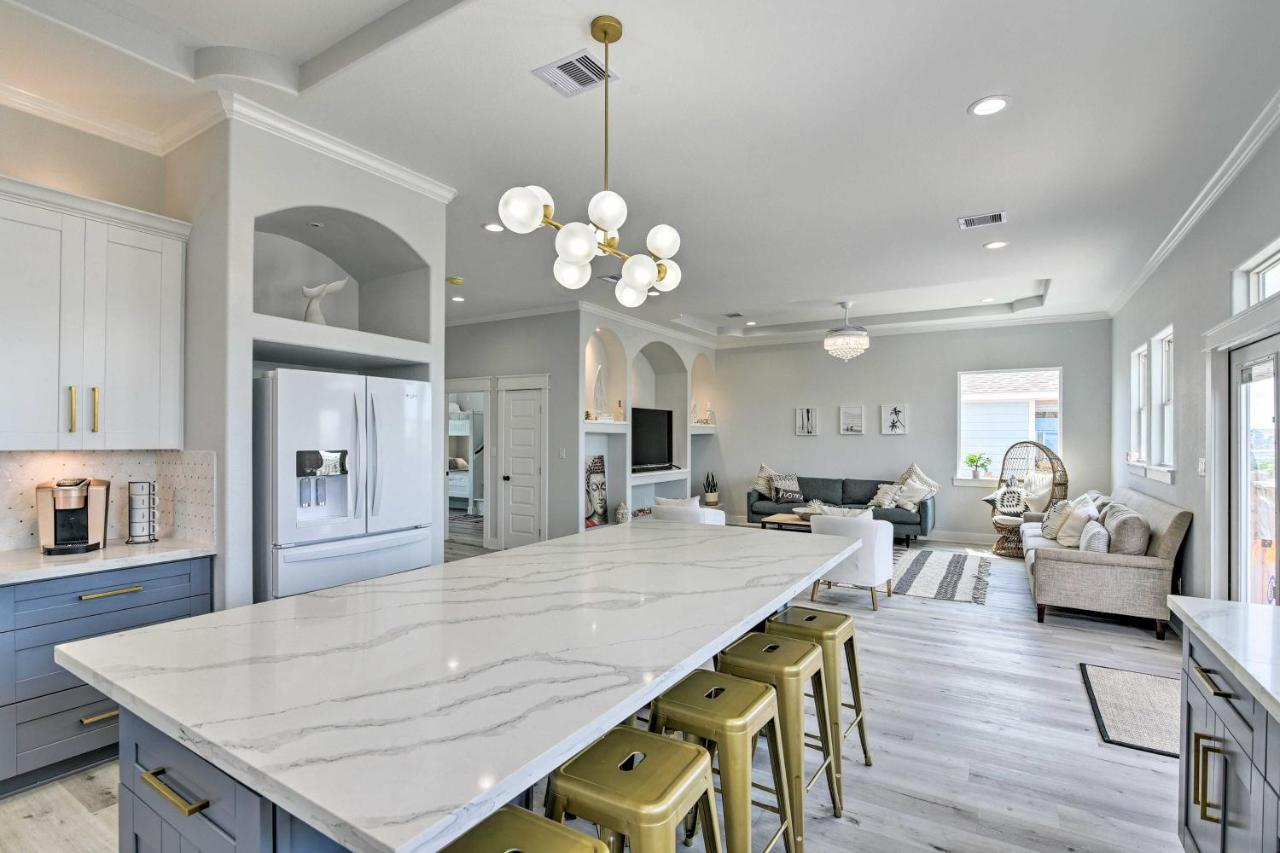 Chic Crystal Beach Escape With Deck - Walk To Beach! Bolivar Peninsula エクステリア 写真