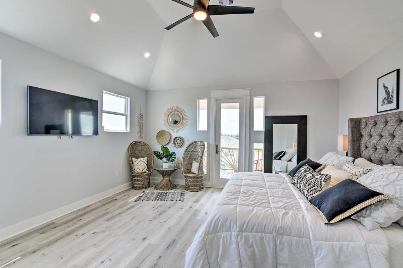 Chic Crystal Beach Escape With Deck - Walk To Beach! Bolivar Peninsula エクステリア 写真