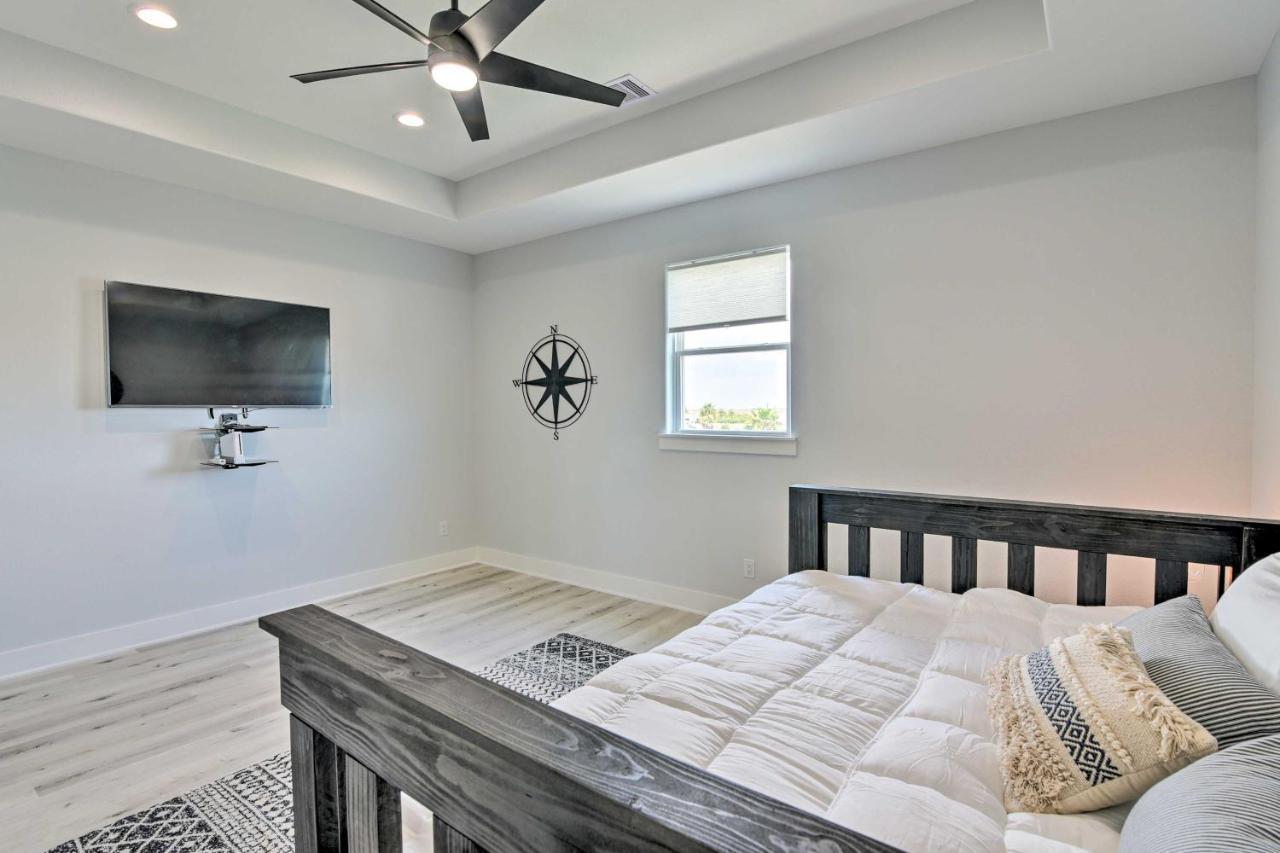 Chic Crystal Beach Escape With Deck - Walk To Beach! Bolivar Peninsula エクステリア 写真