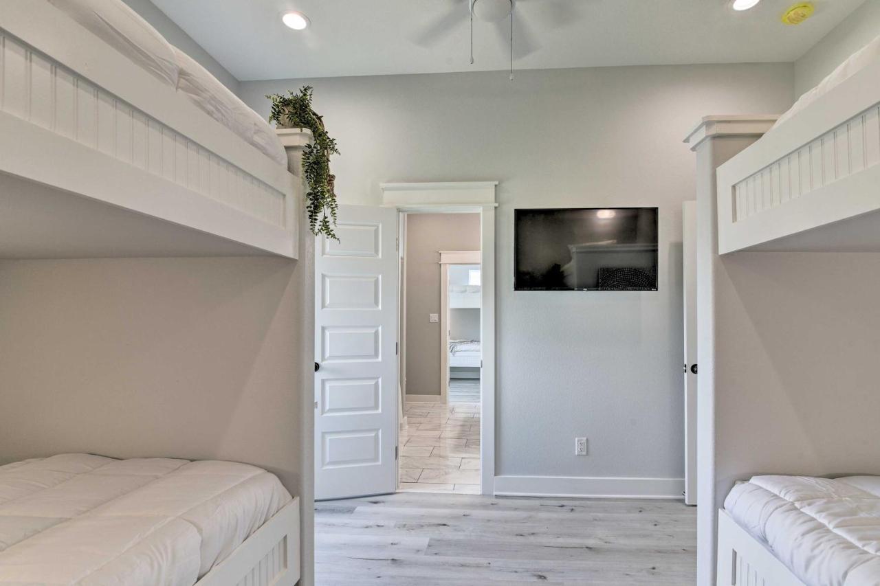 Chic Crystal Beach Escape With Deck - Walk To Beach! Bolivar Peninsula エクステリア 写真