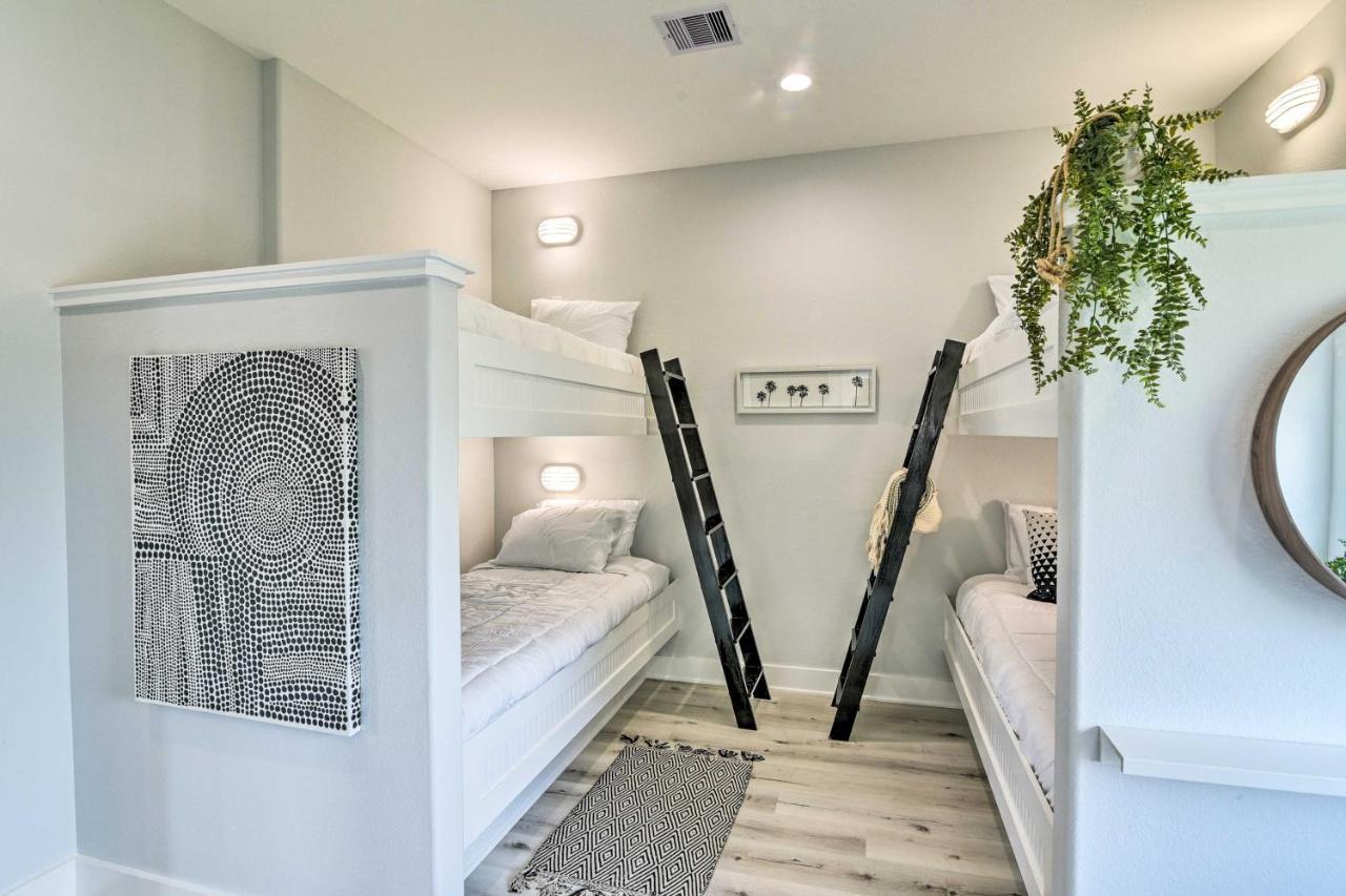Chic Crystal Beach Escape With Deck - Walk To Beach! Bolivar Peninsula エクステリア 写真