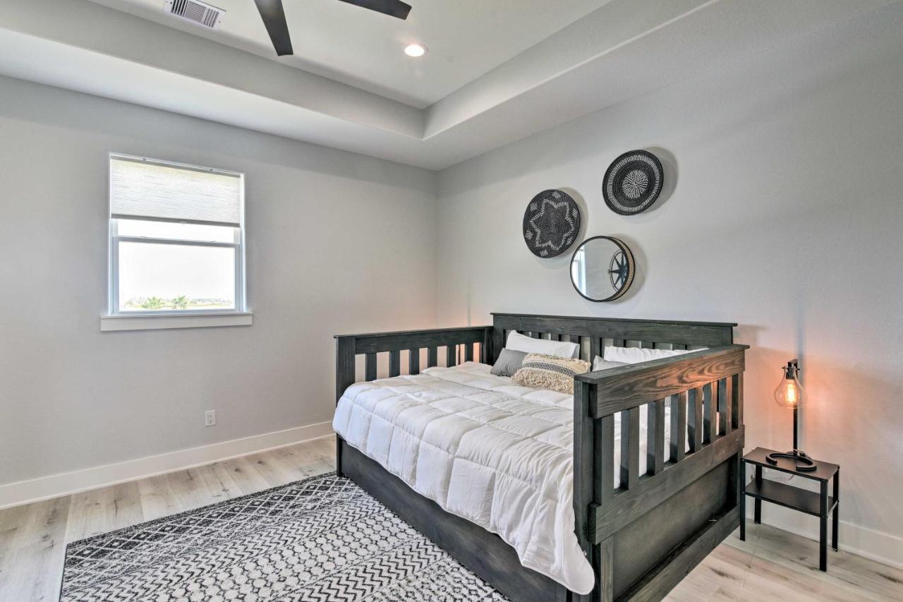 Chic Crystal Beach Escape With Deck - Walk To Beach! Bolivar Peninsula エクステリア 写真