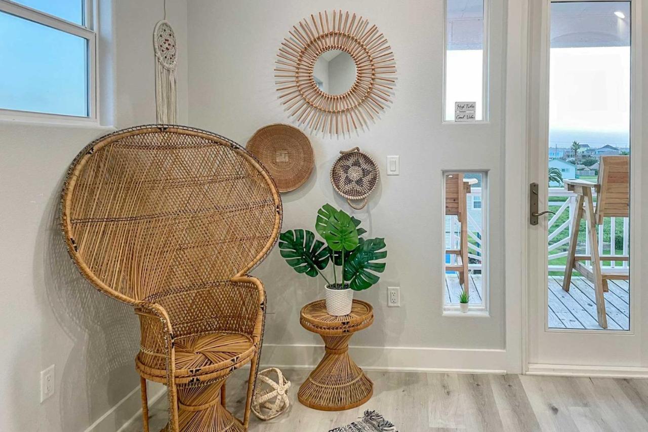 Chic Crystal Beach Escape With Deck - Walk To Beach! Bolivar Peninsula エクステリア 写真